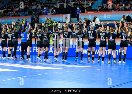 Granollers, Spagna. 08th Dic 2021. Pallamano, Donne: Coppa del mondo, Germania - Congo, turno principale, Gruppo 3, Matchday 1: La squadra tedesca festeggia dopo le 29:18. Credit: Marco Wolf/wolf-sportfato/dpa/Alamy Live News Foto Stock