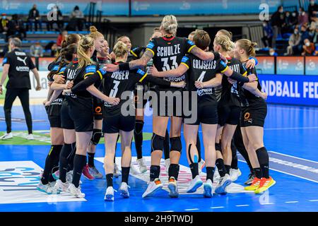 Granollers, Spagna. 08th Dic 2021. Pallamano, Donne: Coppa del mondo, Germania - Congo, turno principale, Gruppo 3, Matchday 1: La squadra tedesca festeggia dopo le 29:18. Credit: Marco Wolf/wolf-sportfato/dpa/Alamy Live News Foto Stock