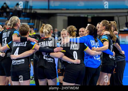 Granollers, Spagna. 08th Dic 2021. Pallamano, Donne: Coppa del mondo, Germania - Congo, turno principale, Gruppo 3, Matchday 1: La squadra tedesca festeggia dopo le 29:18. Credit: Marco Wolf/wolf-sportfato/dpa/Alamy Live News Foto Stock