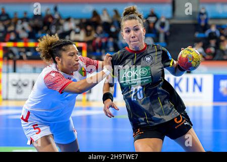 Granollers, Spagna. 08th Dic 2021. Pallamano, Donne: Coppa del mondo, Germania - Congo, turno principale, Gruppo 3, Matchday 1: Kimberley Rutil (l) del Congo spinge Emily Bölk di Germania al cerchio. Credit: Marco Wolf/dpa/Alamy Live News Foto Stock