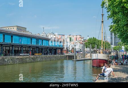 Harbourside a Bristol che conduce fuori dal porto galleggiante e una parte di esso. Foto Stock