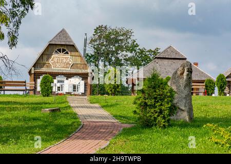 Sula Village, 14, distretto di Stolbtsovsky, regione di Minsk, Bielorussia. Agosto 9, 2019. Una città bielorussa, costituita da una farmacia di erbe, un laboratorio di tessitura Foto Stock