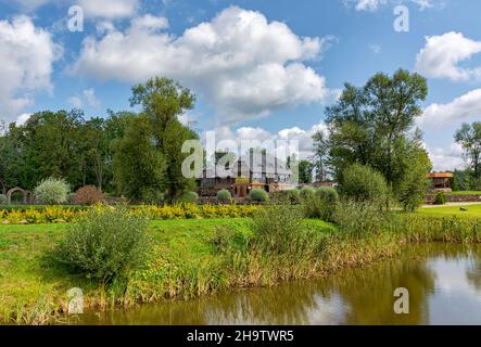 Sula Village, 14, distretto di Stolbtsovsky, regione di Minsk, Bielorussia. Agosto 9, 2019. Una città bielorussa, costituita da una farmacia di erbe, un laboratorio di tessitura Foto Stock