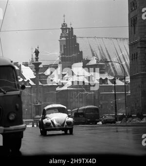 Warszawa, 1969-12-05. Stare Miasto. NZ. Widoczne kamienice Starego Miasta, Archikatedra œw. Jana Chrzciciela oraz Kolumna Zygmunta III Wazy. Ad PAP/Adam Urbanek Varsavia, 5 dicembre 1969. Il centro storico. Nella foto: Edifici della Città Vecchia, l'Archcattedrale Battista Giovanni e la colonna Sigismund III Vasa. Ad PAP/Adam Urbanek Foto Stock