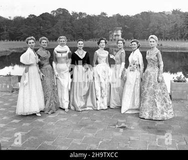 Harry Pot Fotografia intitolata Mannequins al vecchio castello di Wassenaar - donne elegantemente vestite in fotografia di gruppo - 1955 Foto Stock