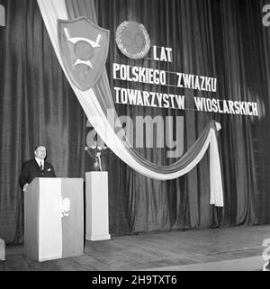 Poznañ, 1969-12-06. W Teatrze Polskim odby³a siê uroczystoœæ zwi¹zana z 50-leciem Polskiego Zwi¹zku Towarzystw Wioœlarskich. NZ. Przemawia prezes Polskiego Zwi¹zku Towarzystw Wioœlarskich Arnold Gonera. pw PAP/Zbigniew Staszyszyn Poznan, 6 dicembre 1969. Al Teatro Polski si sono tenute le celebrazioni del 50th anniversario dell'Unione polacca delle Società di canottaggio. Nella foto: Discorso del presidente dell'Unione Polacca delle Società di semina Arnold Gonera. pw PAP/Zbigniew Staszyszyn Foto Stock