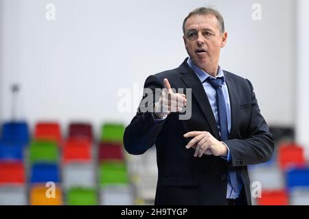 Praga, Repubblica Ceca. 08th Dic 2021. Allenatore di Montpellier Valery Demory in azione durante il basket Eurolega Women gruppo A, 8th round game: USK Praha vs Lattes Montpellier a Praga, Repubblica Ceca, 8 dicembre 2021. Credit: Ondrej Deml/CTK Photo/Alamy Live News Foto Stock