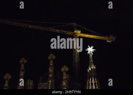 Barcellona, Catalogna, Spagna. 8th Dic 2021. La stella a dodici punte è illuminata dalla cima di una delle torri della Basilica della Sagrada Familia a Barcellona. La stella appena installata nella torre della Vergine Maria della Basilica della Sagrada Familia è stata illuminata nel dicembre 8, festa dell'Immacolata Concezione, Per la prima volta dalla sua installazione il 29 novembre. La Basilica della Sagrada Familia è un capolavoro della cattedrale di Antoni Gaudí. È una famosa Basilica che ha impiegato più di cento anni per costruire, ma è ancora incompiuta. (Credit Image: © Thiago Prud Foto Stock