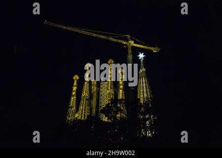 Barcellona, Catalogna, Spagna. 8th Dic 2021. La stella a dodici punte è illuminata dalla cima di una delle torri della Basilica della Sagrada Familia a Barcellona. La stella appena installata nella torre della Vergine Maria della Basilica della Sagrada Familia è stata illuminata nel dicembre 8, festa dell'Immacolata Concezione, Per la prima volta dalla sua installazione il 29 novembre. La Basilica della Sagrada Familia è un capolavoro della cattedrale di Antoni Gaudí. È una famosa Basilica che ha impiegato più di cento anni per costruire, ma è ancora incompiuta. (Credit Image: © Thiago Prud Foto Stock