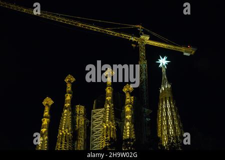 Barcellona, Catalogna, Spagna. 8th Dic 2021. La stella a dodici punte è illuminata dalla cima di una delle torri della Basilica della Sagrada Familia a Barcellona. La stella appena installata nella torre della Vergine Maria della Basilica della Sagrada Familia è stata illuminata nel dicembre 8, festa dell'Immacolata Concezione, Per la prima volta dalla sua installazione il 29 novembre. La Basilica della Sagrada Familia è un capolavoro della cattedrale di Antoni Gaudí. È una famosa Basilica che ha impiegato più di cento anni per costruire, ma è ancora incompiuta. (Credit Image: © Thiago Prud Foto Stock