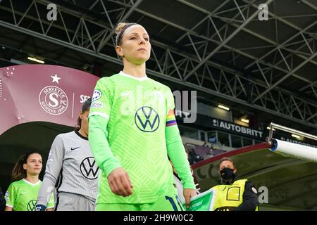 Ginevra, Svizzera. 08th Dic 2021. Ginevra, Svizzera, 8th 2021 dicembre: Svenja Huth (10 VfL Wolfsburg) entra nello stadio con il capitano BIND (colore arcobaleno) durante la partita di calcio del gruppo UEFA Womens Champions League 5 tra Servette e Wolfsburg allo Stade de Geneve di Ginevra, Svizzera. Daniela Porcelli/SPP Credit: SPP Sport Press Photo. /Alamy Live News Foto Stock