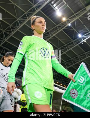 Ginevra, Svizzera. 08th Dic 2021. Ginevra, Svizzera, 8th 2021 dicembre: Svenja Huth (10 VfL Wolfsburg) entra nello stadio con il capitano BIND (colore arcobaleno) durante la partita di calcio del gruppo UEFA Womens Champions League 5 tra Servette e Wolfsburg allo Stade de Geneve di Ginevra, Svizzera. Daniela Porcelli/SPP Credit: SPP Sport Press Photo. /Alamy Live News Foto Stock