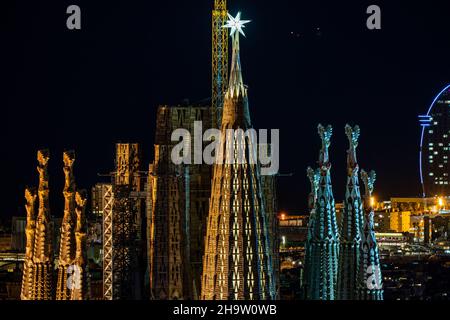 Barcellona, Spagna, 8, dicembre 2021. Accensione di Stella della torre della Vergine Maria nella Sagrada Familia. Credit: Joan Gosa/Alamy Live News Foto Stock