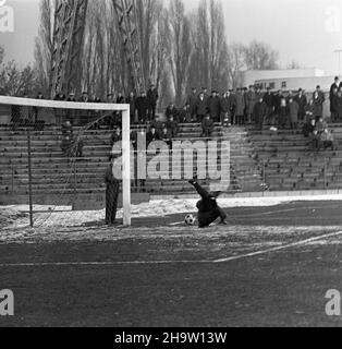 Warszawa, 1969-11-30. Mecz Legia Warszawa - Ruch Chorzów na Stadionie Wojska Polskiego przy ulicy £azienkowskiej, rozegrany podczas ostatniej kolejki rundy jesiennej sezonu 1969/1970. Mecz zakoñczy³ siê zwyciêstwem Legii 3:0, co da³o warszawskiemu klubowi tytu³ mistrza rundy jesiennej. Bramki strzelili: Jan Pieszko - dwie i Bernard Blaut - jedn¹. W³adys³aw Grotyñski. Bramkarz Legii. mb PAP/Edmund Uchymiak Varsavia, 30 novembre 1969. Una partita di calcio tra Legia Warszawa e Ruch Chorzow allo stadio del Legia Military Club in via Lazienkowska, disputata alla fine del round dell'autunno 1969 Foto Stock