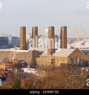 Londra, Greater London, Inghilterra, dicembre 04 2021: Edificio con quattro camini distintivi a Greenwich con l'edificio del O2 alle spalle. Foto Stock