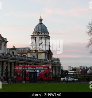 Londra, Greater London, Inghilterra, dicembre 04 2021: Autobus rosso fuori dalla Greenwich University come visto da Greenwich Park. Foto Stock