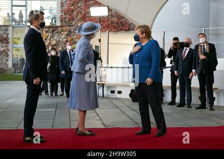 '10.11.2021, Germania, Berlino, Berlino - il cancelliere Angela Merkel accoglie con favore la regina danese Margarethe II e il principe ereditario Frederik Foto Stock