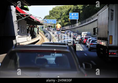 «08.08.2018, Germania, Renania settentrionale-Vestfalia, Essen-Ruhr, Essen Autobahn A40. Traffico serale sulla superstrada A40 in direzione della città di Essen Foto Stock