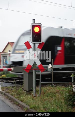 '13.07.2019, Germania, Sassonia-Anhalt, Biederitz - la croce di Sant'Andrea e le luci di avvertimento ad un incrocio ferroviario.. 00S190713D014CAROEX.JPG [VERSIONE DEL MODELLO Foto Stock