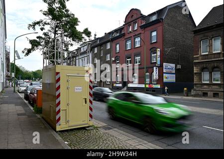 '08.06.2021, Germania, Renania settentrionale-Vestfalia, Essen - traffico stradale sulla B 224 Gladbecker Strasse ad Essen. Flusso di traffico sul occupato B224 durante il Foto Stock