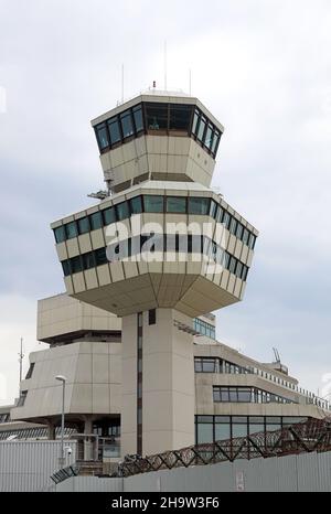 '04.06.2021, Germania, , Berlino - la torre disutilizzata dell'ex aeroporto Tegel.. 00S210604D397CAROEX.JPG [VERSIONE DEL MODELLO: NO, VERSIONE DELLA PROPRIETÀ: NO (C) Foto Stock