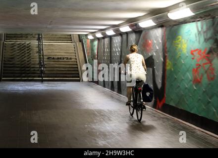 '16.07.2021, Germania, , Berlino - Ciclista femminile nel tunnel Sprea Friedrichshagen.. 00S210716D534CAROEX.JPG [VERSIONE DEL MODELLO: NO, VERSIONE DELLA PROPRIETÀ: NO (C) Foto Stock