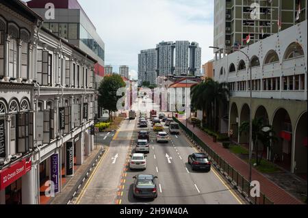 '15.09.2021, Singapore, Singapore - Vista della Citta' con traffico lungo South Bridge Road nel centro citta' e l'alto complesso residenziale 'The pin Foto Stock
