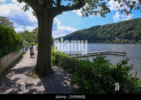 '29.07.2021, Germania, Renania Settentrionale-Vestfalia, Hagen - ciclisti sulla pista ciclabile della valle della Ruhr al lago Hengstey, il lago Hengstey è un bacino di riserva completato Foto Stock