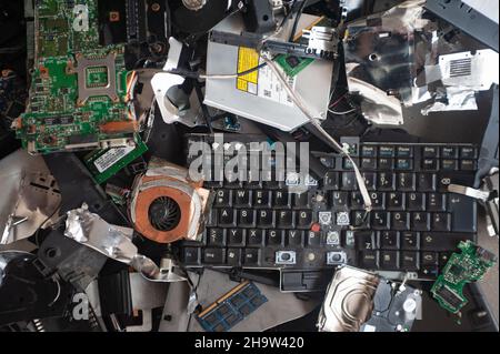 '24.10.2021, Singapore, Singapore - un cumulo di rifiuti elettronici (e-waste) realizzati da componenti di due vecchi computer portatili scartati con boa di circuito Foto Stock