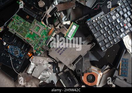 «24.10.2021, Singapore, Singapore-un cumulo di rifiuti elettronici (rifiuti elettronici) provenienti da componenti di due vecchi computer portatili scartati con schede a circuito stampato, Foto Stock