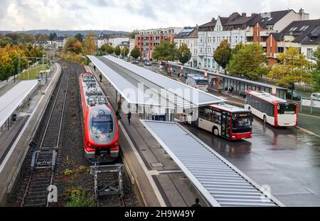 '15.10.2021, Germania, Renania settentrionale-Vestfalia, Iserlohn - stazione ferroviaria di Iserlohn. La stazione di Iserlohn è il punto di sosta situato nel centro di Iserl Foto Stock