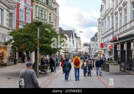 «15.10.2021, Germania, Renania settentrionale-Vestfalia, Iserlohn - Vista sulla città di Iserlohn. Passanti-a piedi nella zona pedonale nella città vecchia in tempi della Foto Stock