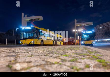 '14.04.2021, Germania, Berlino, Berlino - autobus elettrici articolati della società polacca Solaris presso la stazione di ricarica. Durante la pausa al termi Foto Stock