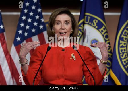 Washington DC, Stati Uniti. 8 dicembre 2021, Washington, Distric of Columbia, USA: US House Speaker NANCY PELOSI parla di Jan 06 riot, Covid 19 pandemic durante la sua conferenza stampa settimanale, oggi il 08 dicembre 2021 a HVC/Capitol Hill a Washington DC, USA. (Credit Image: © Lenin Nolly/ZUMA Press Wire) Credit: ZUMA Press, Inc./Alamy Live News Foto Stock