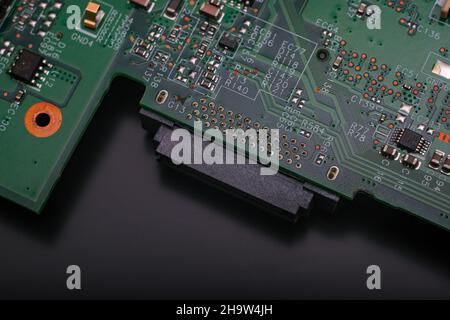 Parte di un circuito stampato elettronico con molti componenti elettrici. Foto Stock