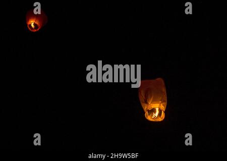 Bella vista delle lanterne galleggianti nel cielo notturno al festival Novi Sad in Serbia Foto Stock