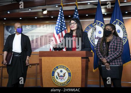Washington, Stati Uniti. 08th Dic 2021. Rep. Rashida Tlaib, D-MI, parla a una conferenza stampa che chiede al Rep. Lauren Boebert, R-CO, di essere rimosso dalle assegnazioni del comitato della Camera al Campidoglio degli Stati Uniti a Washington, DC mercoledì 8 dicembre 2021. Il Rep. Boebert ha fatto dichiarazioni infiammatorie riguardo al Rep. Ilhan Omar, D-MN. Foto di Sarah Silbiger/UPI Credit: UPI/Alamy Live News Foto Stock