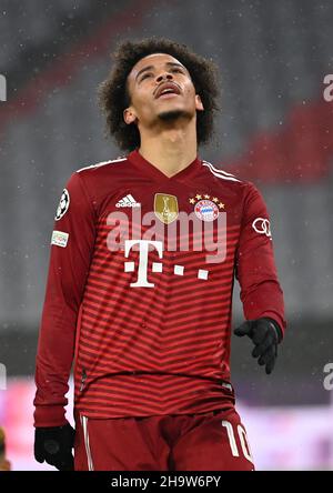 Monaco di Baviera, Germania. 08th Dic 2021. Calcio: Champions League, Bayern Monaco di Baviera - FC Barcellona, Group Stage, Group e, Matchday 6, Allianz Arena. Il Leroy Sane del Bayern reagisce. Credit: Sven Hoppe/dpa/Alamy Live News Foto Stock