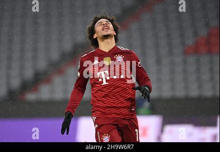 Monaco di Baviera, Germania. 08th Dic 2021. Calcio: Champions League, Bayern Monaco di Baviera - FC Barcellona, Group Stage, Group e, Matchday 6, Allianz Arena. Il Leroy Sane del Bayern reagisce. Credit: Sven Hoppe/dpa/Alamy Live News Foto Stock