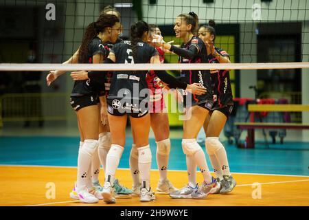 Monza, Italia. 08th Dic 2021. Felicità dei giocatori ASPTT Mulhouse dopo aver segnato un punto durante vero Volley Monza vs ASPTT Mulhouse, CEV Champions League Women volley match a Monza, Italia, dicembre 08 2021 Credit: Independent Photo Agency/Alamy Live News Foto Stock