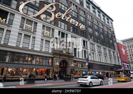 L'esterno del negozio principale di Macy in Herald Square è decorato per le vacanze, New York City, USA 2021 Foto Stock