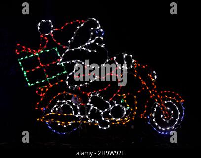 Satna Claus a cavallo di una moto con regalo di Natale. Fantasy of Lights a Los Gatos, California. Foto Stock