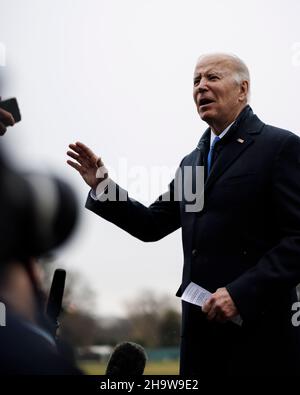 Washington, Stati Uniti. 8th Dic 2021. Il presidente degli Stati Uniti Joe Biden parla ai media sul prato meridionale della Casa Bianca a Washington, DC, Stati Uniti, il 8 dicembre 2021. Mercoledì Biden ha firmato un ordine esecutivo che richiede al governo federale di raggiungere un obiettivo di emissioni nette zero di carbonio entro il 2050. Credit: Ting Shen/Xinhua/Alamy Live News Foto Stock