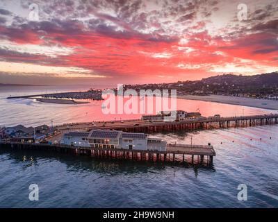 Vista aerea di Stearn's Wharf e del porto di Santa Barbara al tramonto, Santa Barbara, California Foto Stock