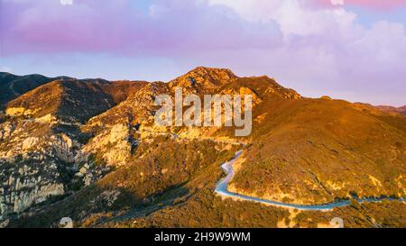 Gibraltar Road al tramonto sopra Montecito, California Foto Stock