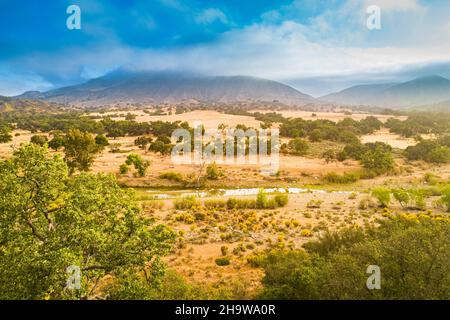 Vista aerea del fiume Santa Ynez sopra il lago Cachuma, Santa Ynez Valley, California Foto Stock