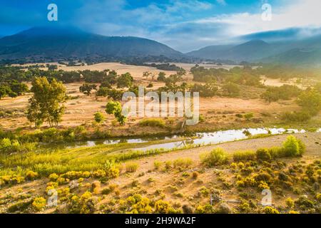 Vista aerea del fiume Santa Ynez sopra il lago Cachuma, Santa Ynez Valley, California Foto Stock