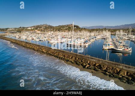 Vista aerea del porto di Santa Barbara e Breakwater, Santa Barbara, California Foto Stock