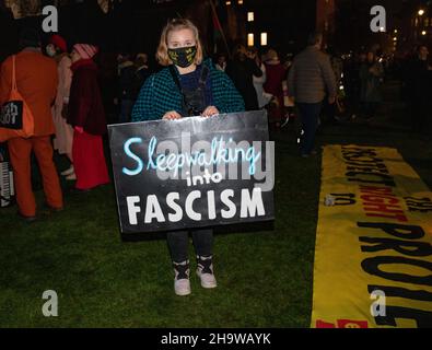 Londra, Inghilterra, Regno Unito 8th dicembre 2021 centinaia di manifestanti si riuniscono in Piazza del Parlamento in opposizione alla polizia, al crimine, alla condanna e alla legge dei tribunali, con accesi scambi tra la polizia e i manifestanti. Vari cartelli, messaggi, manifesti e striscioni portati dai manifestanti dichiarano opposizione alla fattura Credit: Denise Laura Baker/Alamy Live News Foto Stock