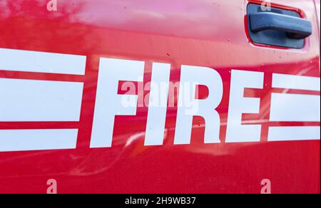 Primo piano del cartello ANTINCENDIO sulla parte anteriore di un veicolo antincendio BC Langley. Veicolo di soccorso antincendio del dipartimento di Langley. Vista sulla strada, nessuno, selec Foto Stock